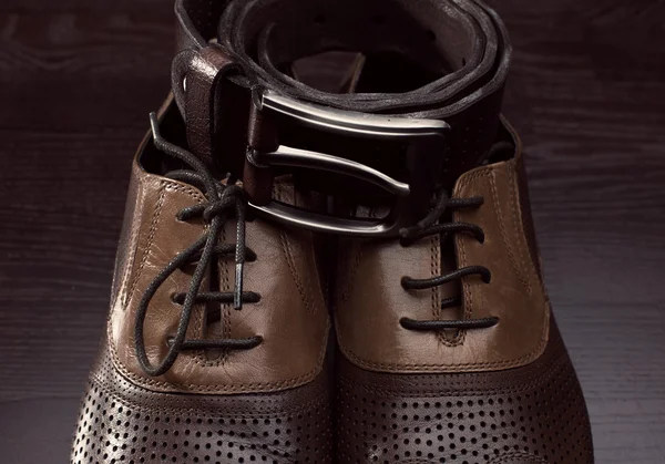 Zapatos de hombre y cinturón de cuero marrón — Foto de Stock