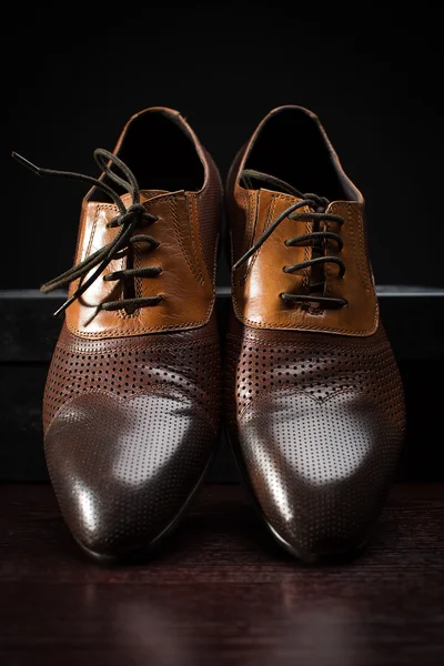 Ahşap arka plan üzerinde klasik erkek kahverengi deri ayakkabı — Stok fotoğraf