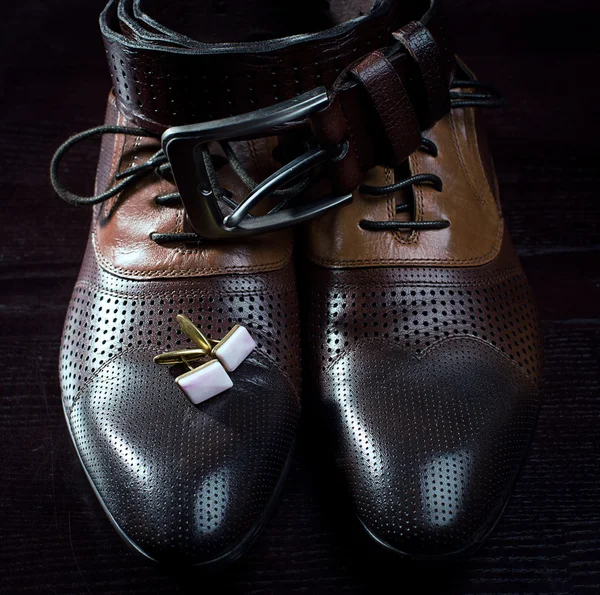 Skórzany pas i męskie buty zbliżenie — Zdjęcie stockowe