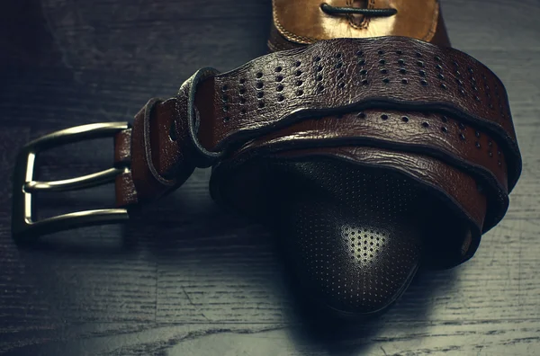 Cinturón de cuero y zapatos de hombre primer plano —  Fotos de Stock