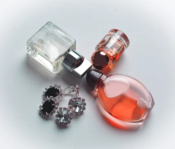 Perfume and earrings — Stock Photo, Image