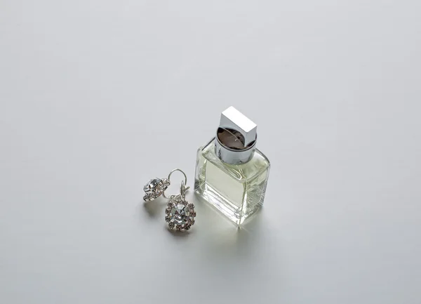 Parfum et boucles d'oreilles pour femmes — Photo