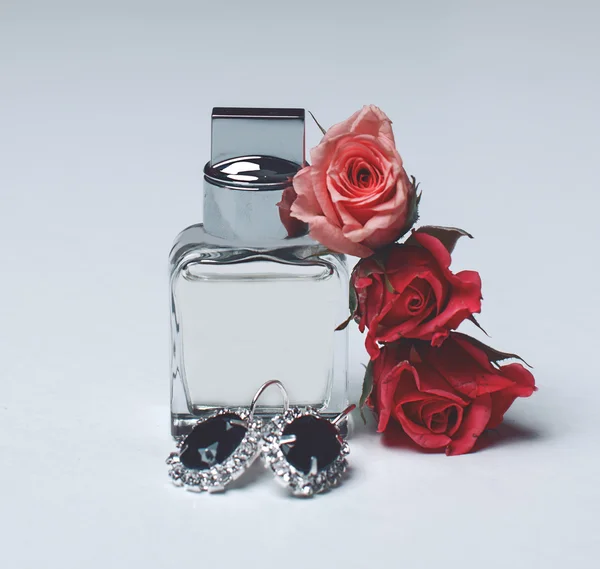 Closeup of perfume bottle and jewelry set — Stock Photo, Image