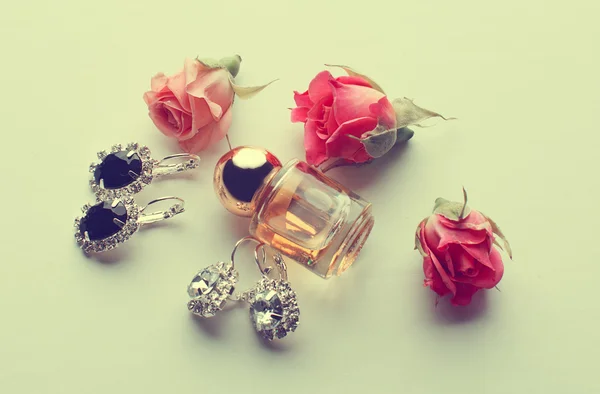 Perfume and diamonds — Stock Photo, Image