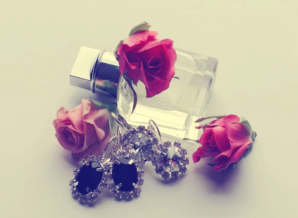 Perfume and diamonds — Stock Photo, Image