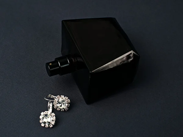 Diamant-Ohrringe und Parfüm — Stockfoto