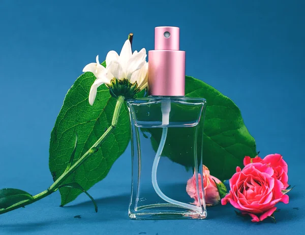 Perfumy i kwiaty — Zdjęcie stockowe