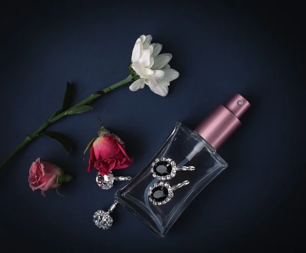 Parfüm, Damenaccessoires und Blumen — Stockfoto