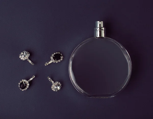 Diamant øreringe og parfume - Stock-foto