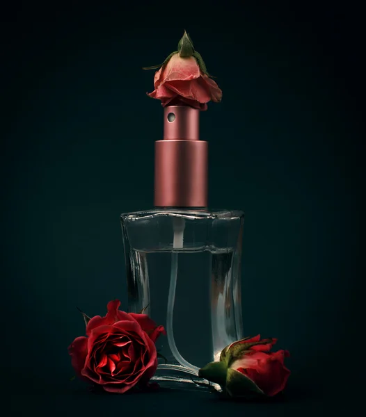 Parfum et fleurs roses — Photo
