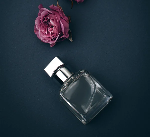 Vrouwelijke kleine parfum — Stockfoto