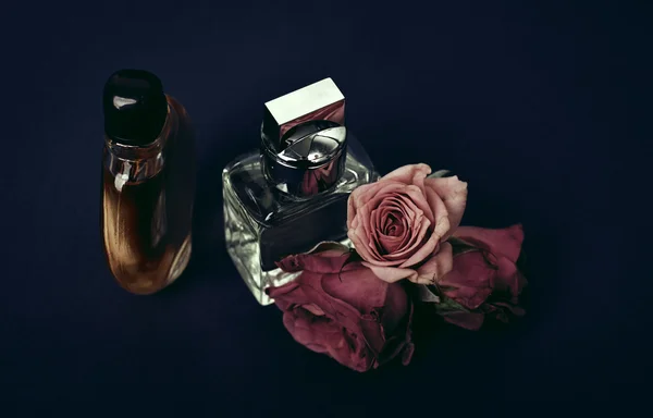 Духи и розовые цветы — стоковое фото