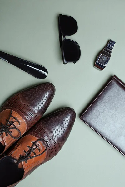 Herrenaccessoires. Schuhe und Uhr — Stockfoto