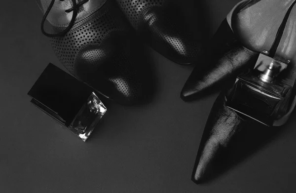 Мужская и женская обувь с духами — стоковое фото