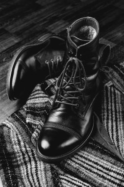 Siyah ve beyaz renklerde moda giysiler