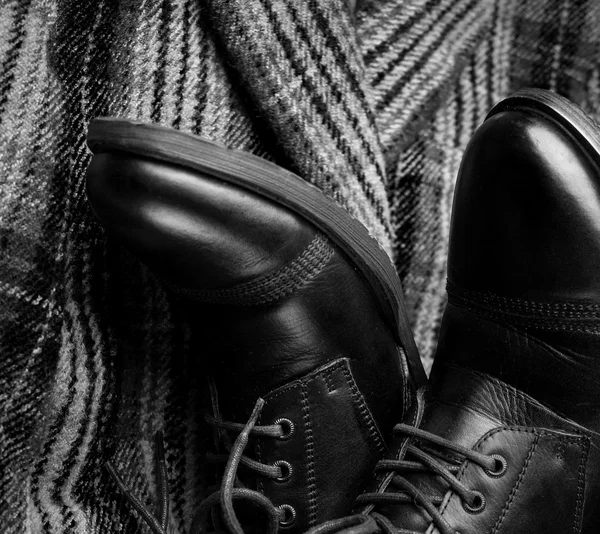 Männerschuhe und Modebekleidung — Stockfoto