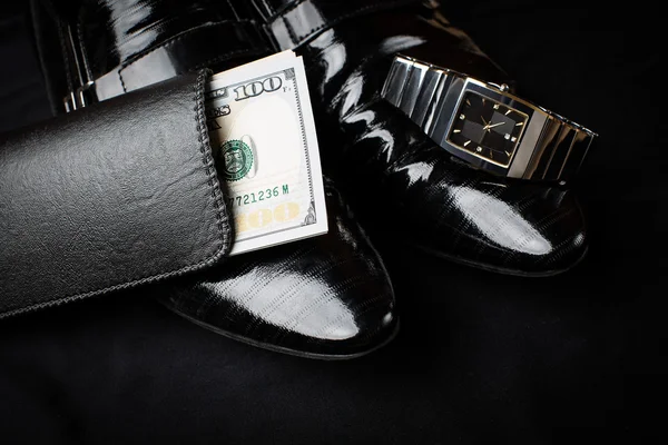 Джентльмен. галстук доллары часы и обувь — стоковое фото