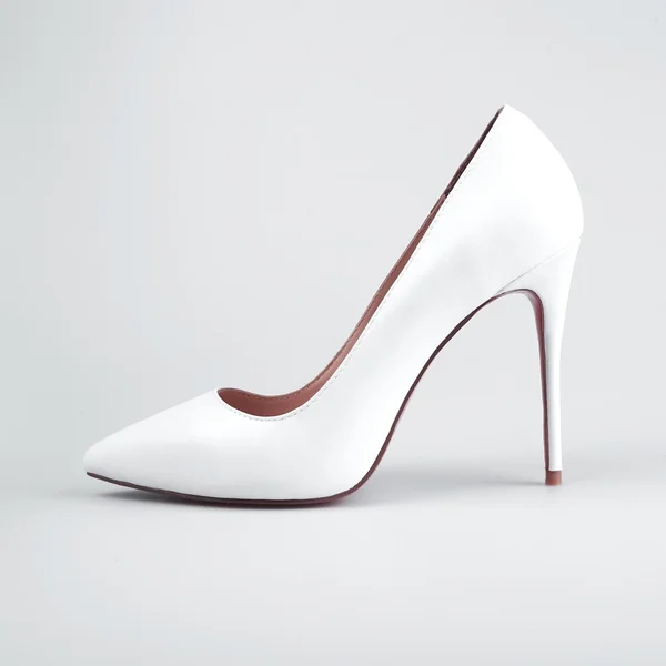 Жіноче взуття на білому тлі — стокове фото