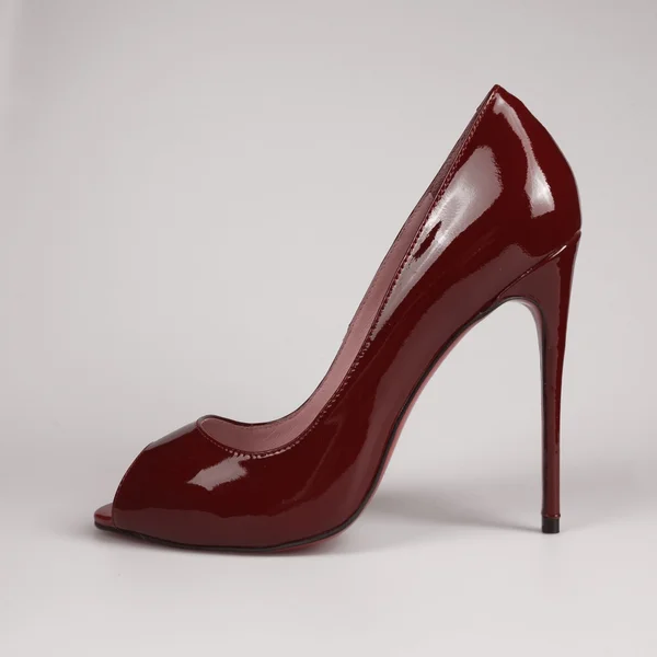 Yüksek topuklu, üzerinde beyaz izole kırmızı ayakkabılar — Stok fotoğraf