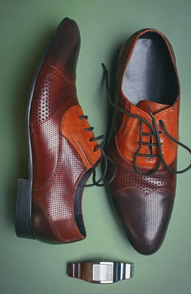 Sapatos e relógios de uso masculino — Fotografia de Stock