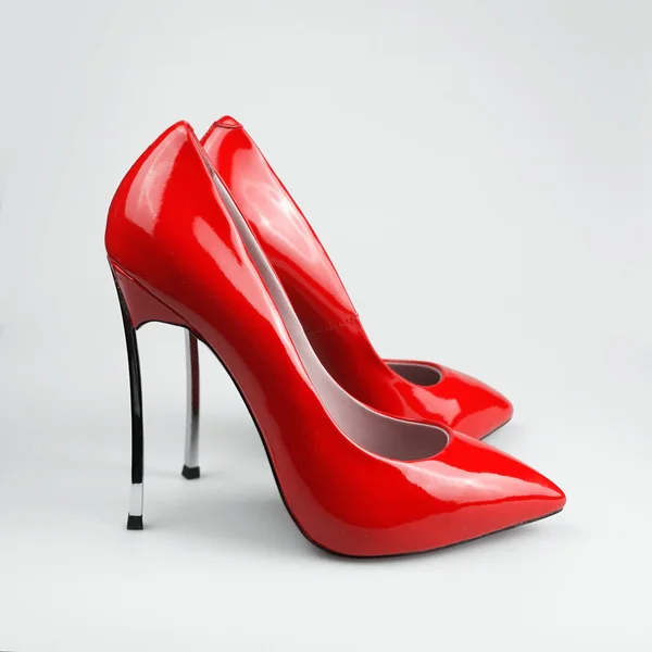 Piros cipő elszigetelt fehér háttér — Stock Fotó