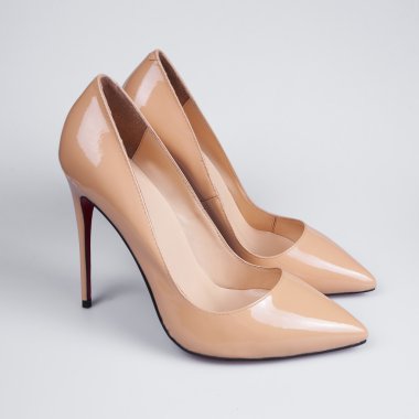 Beyaz arka planda izole kadın ayakkabıları