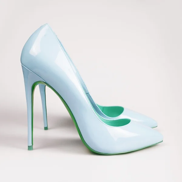 Vrouwelijke turquoise schoenen met hoge hakken — Stockfoto