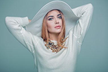 Stüdyoda poz veren şapkalı güzel kız.