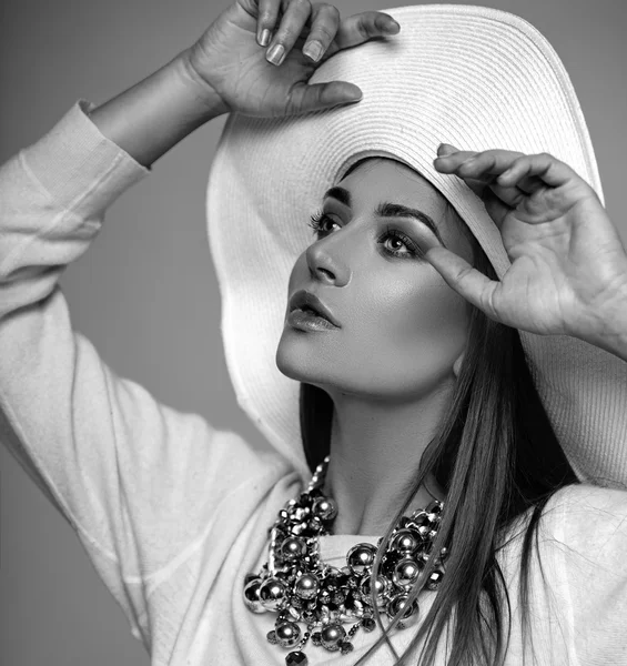 Retrato en blanco y negro de una chica con sombrero — Foto de Stock