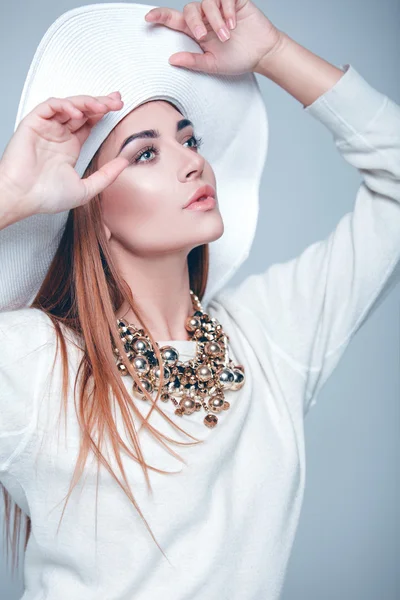 Beautiful girl with hat posing in studio — Stock Photo, Image