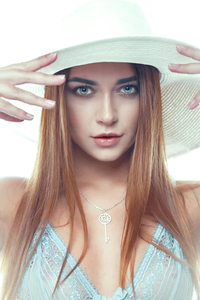 Pretty young woman holding her hat — Stock Photo, Image