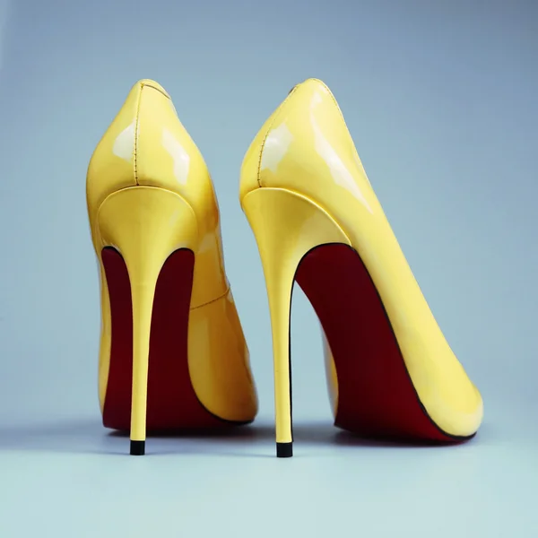 Sarı topuklu ayakkabı — Stok fotoğraf