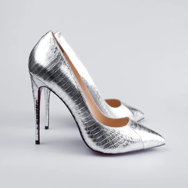 Gümüş yüksek topuklu ayakkabı pompa