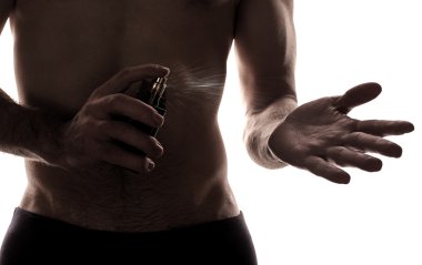 Adam holding parfüm