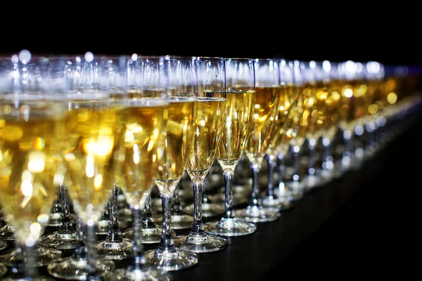 Много бокалов шампанского — стоковое фото
