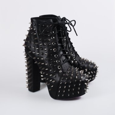 çivili topuklar üzerinde beyaz izole