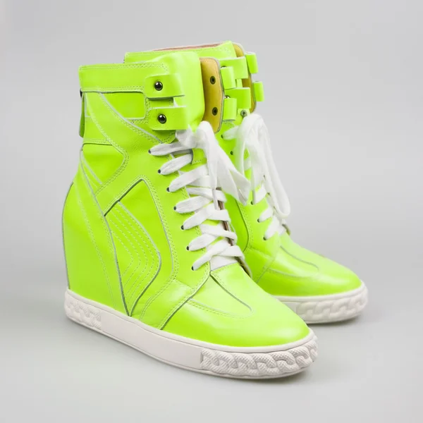 Zapatillas verdes aisladas en blanco — Foto de Stock