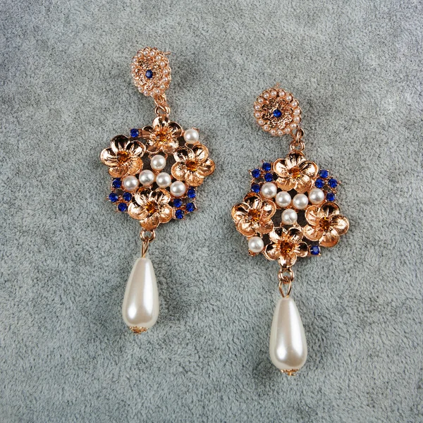 Vintage golden diamond earrings — Stock Photo, Image