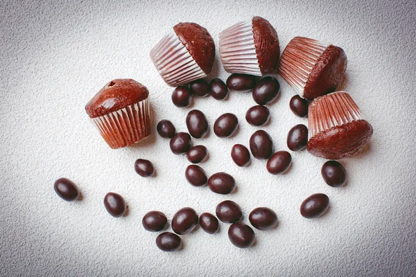 Muffinka z kawałkami czekolady na białym tle — Zdjęcie stockowe