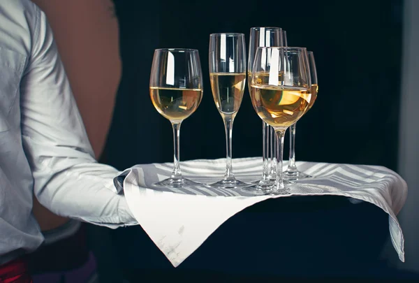 Şampanya, bir tepsi üzerinde hizmet veren garson — Stok fotoğraf