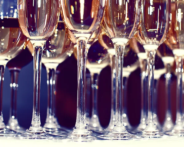 Ποτήρια με κρασί στο τραπέζι - φόντο κόμμα — Φωτογραφία Αρχείου