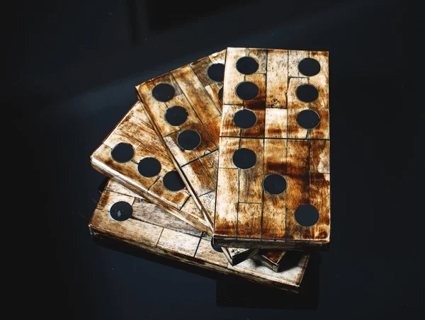 Domino z pamiątkami na czarnym tle — Zdjęcie stockowe