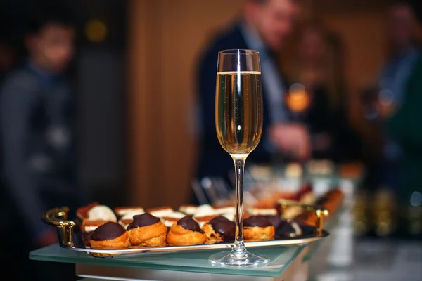 Tatlılar ve şampanya için iş toplantı konferans 