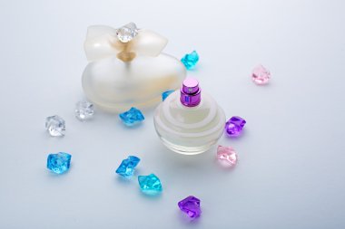 Beyaz üzerinde kadın parfüm