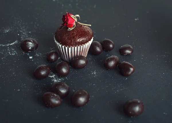 Шоколадные кексы на тёмном фоне — стоковое фото