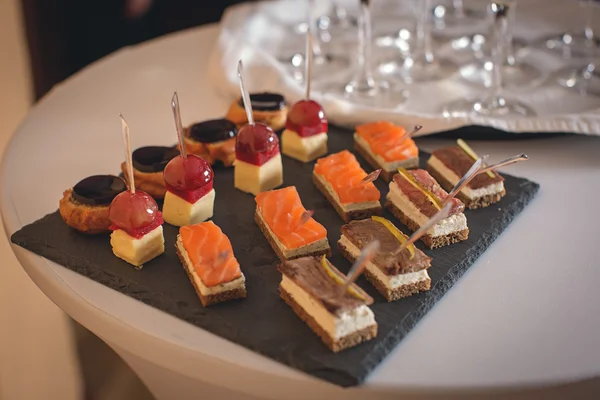 Canapeetjes aan de buffet tafel — Stockfoto