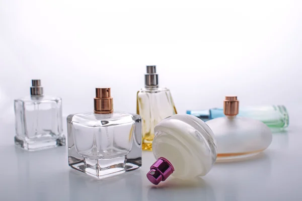 Parfüm. Parfüm şişesi beyaz arka planda yakın plan. — Stok fotoğraf