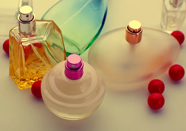 Perfumaria. Frasco de perfume close-up em um fundo branco. — Fotografia de Stock