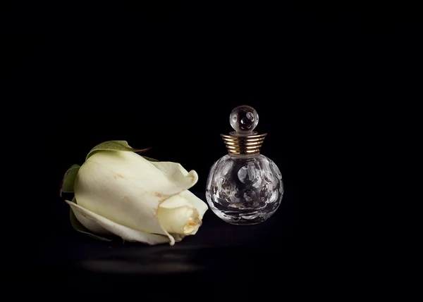 Mała butelka perfum z białych kwiatów — Zdjęcie stockowe