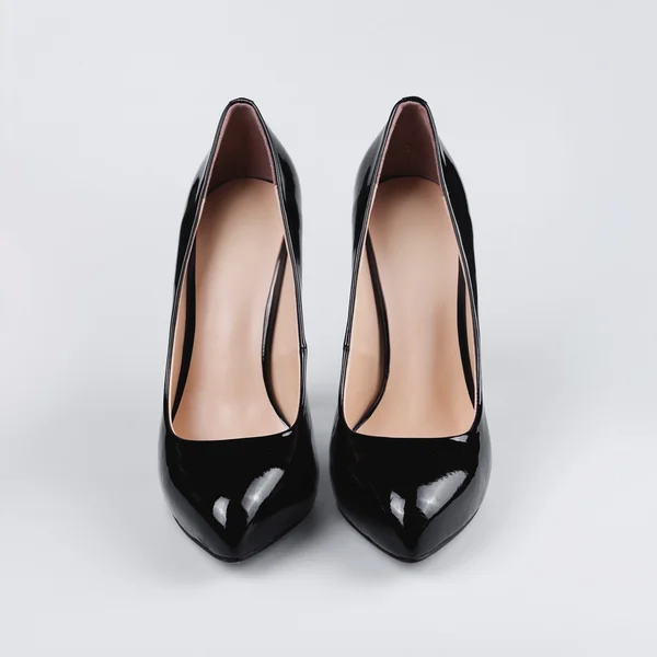 Paar zwart lakleer vrouwelijke schoenen — Stockfoto